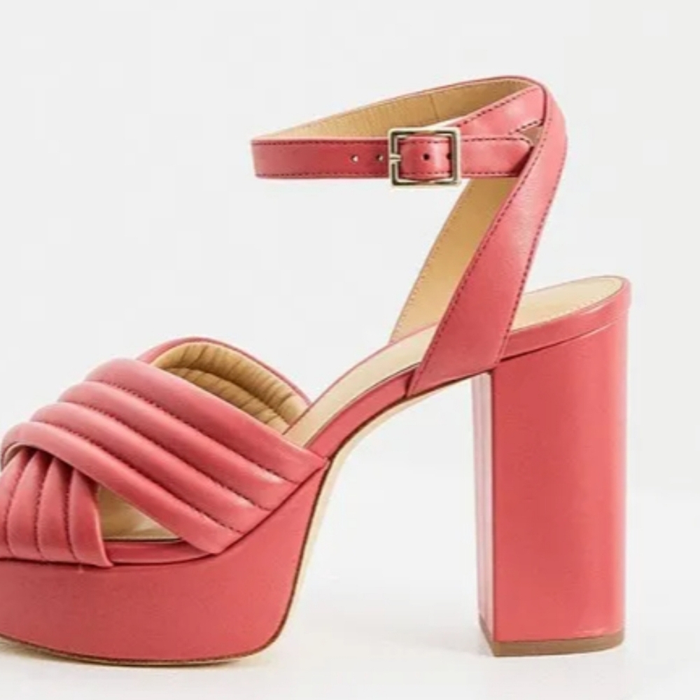MICHAEL KORS ROYCE LEATHER SANDAL.